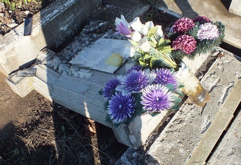 Nagyeszű fiatalok vandálkodtak a tiszavasvári temetőben