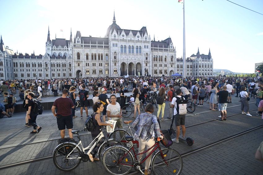 Tüntetés a katatörvény módosítása ellen Budapesten