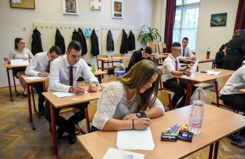 Angolból vizsgáznak a diákok