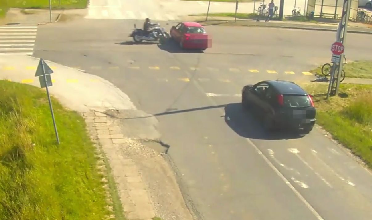 Videón, ahogy a motoros ütközik az autóssal Balmazújvárosban