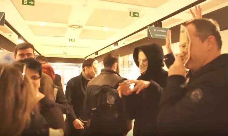 Videó: Soros-maszkban ijesztgették a fideszeseket