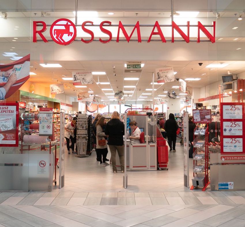 A Rossmann egy méter távolságot kér két vásárló között