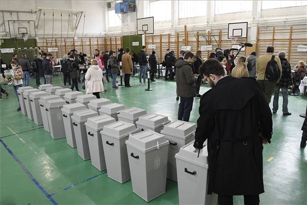 Ötven százalék fölött van a népszavazáson a részvételi arány