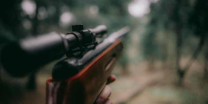 Két kilométerről leadott lövés ölt meg egy férfit Újfehértón