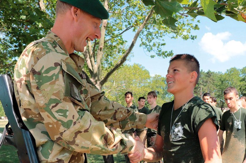 Magyar fiatalok kapnak „katonai kiképzést”. A Hajdúságban is!