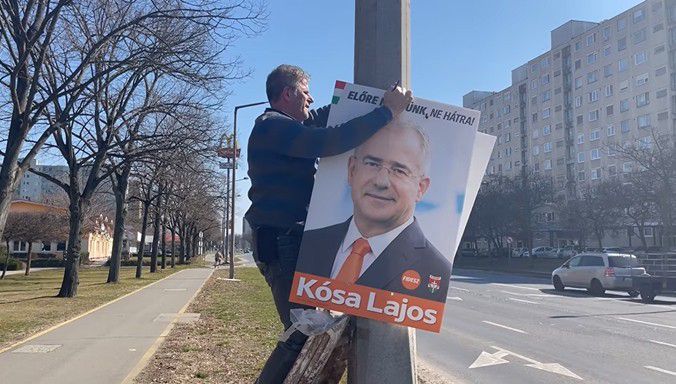 A DK-s Varga Zoltán visszatette Kósa Lajos letépett plakátját