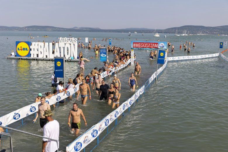 Elnapolták a Balaton-átúszást