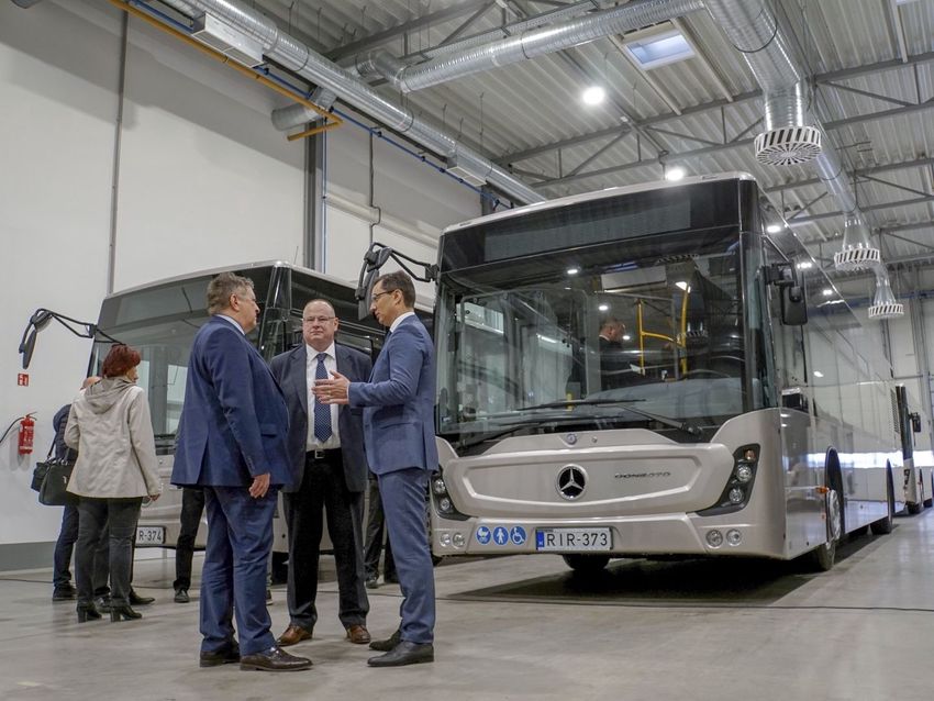 Ötven Mercedes busz készült Debrecenben más városokba
