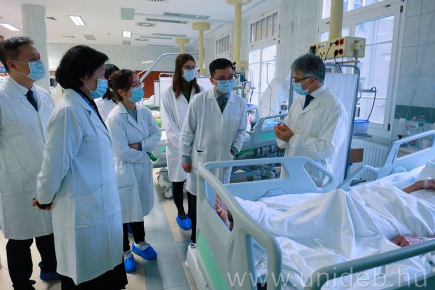 Tizenkét kórházat működtető kínaiak jártak Debrecenben