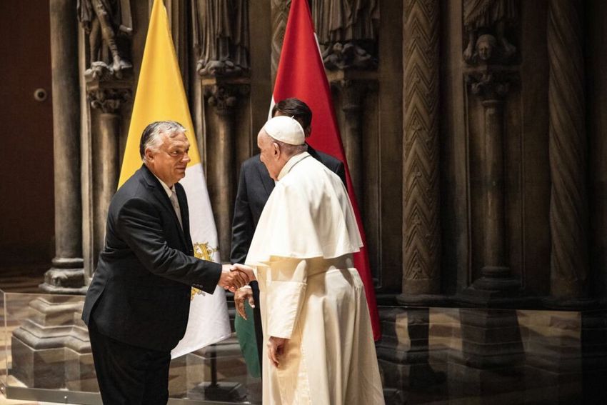 Orbánnál csak a pápa békepártibb