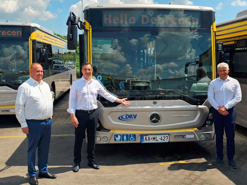 Újabb tíz új Mercedes vált fel tíz öreg Volvót Debrecenben