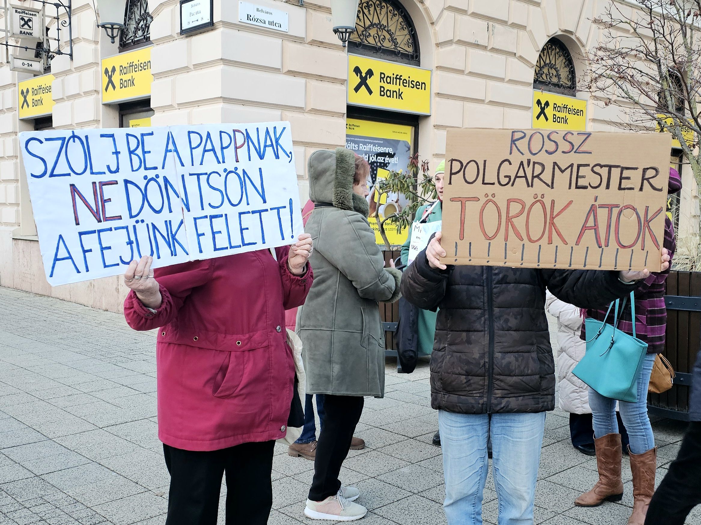 Szikra: Papp László gyakoroljon nyomást a MÁV-ra!