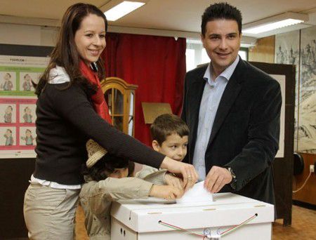 Az MSZP-elnök feleségét kirúgták a minisztériumból