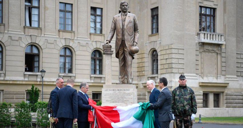 Felavatták egy nagy magyar szobrát Debrecenben