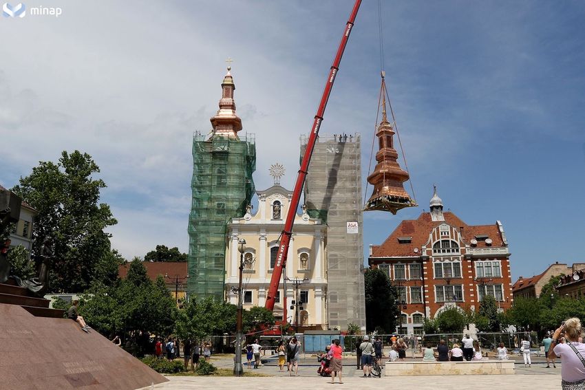 Visszaemelték a miskolci templom toronysisakjait