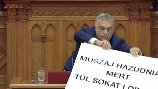 Botrány a parlamentben: Orbán beszédét zavarta az ellenzéki