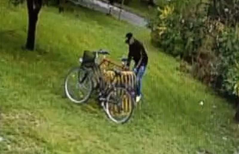Nőies mozgású férfi lopott biciklit Ózdon