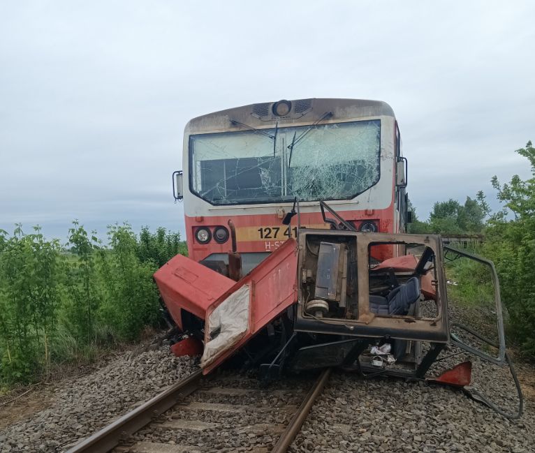 Vonat és traktor ütközött Tiszalök határában