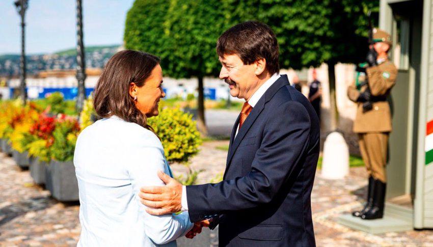 Sándor-palota: Áder János ki-, Novák Katalin beköltözött