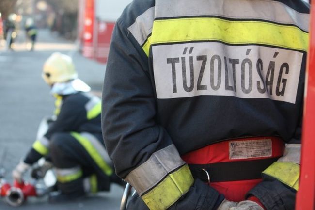 Idős embereket mentettek a tűzoltók Debrecenben