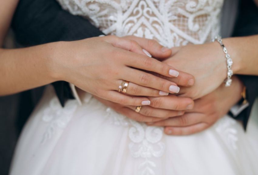 Esküvői fotózásra kért kölcsön jegygyűrűt Miskolcon...