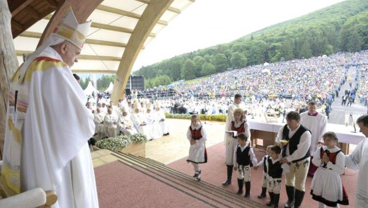 A románok nem tűrték a magyar feliratot a pápa ruháján