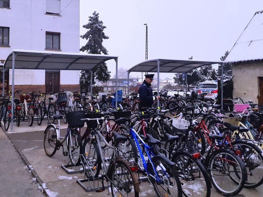 Balmazújvárosi rendőr hagyott ajándékot a bicikliken