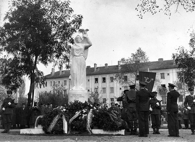 Debreceni köztéri szobor eltávolítását kérik