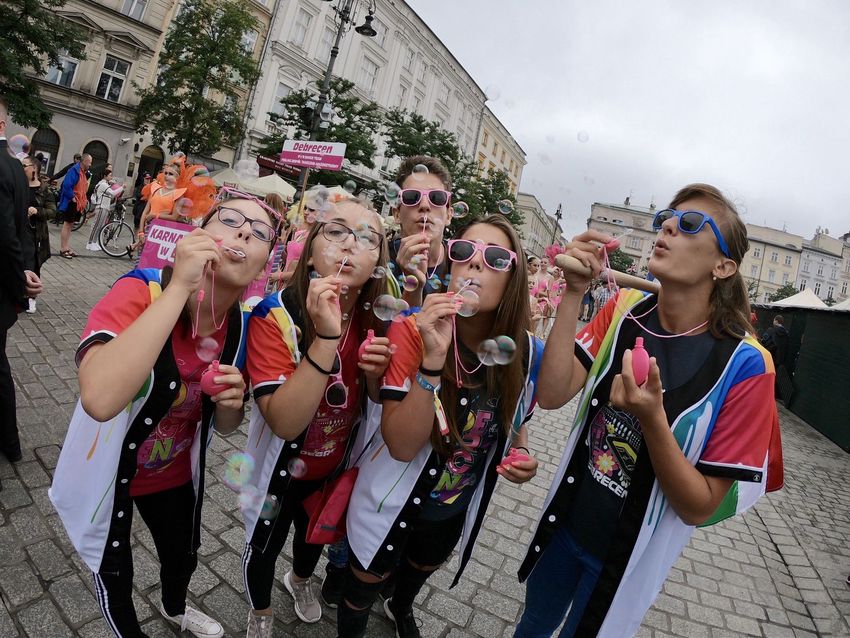 Debrecen lányok miatt csavargatták a nyakukat lengyel pasik – videóval