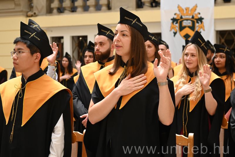 Száztizenhét orvos vette át diplomáját Debrecenben