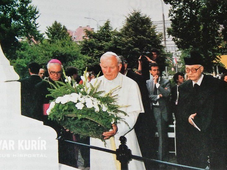 Pápa kapna szobrot Debrecenben