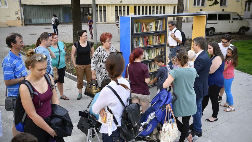 Már áll és működik Debrecen első könyvszekrénye