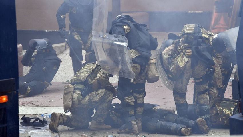 Magyar katonák sebesültek meg egy koszovói zavargásban 