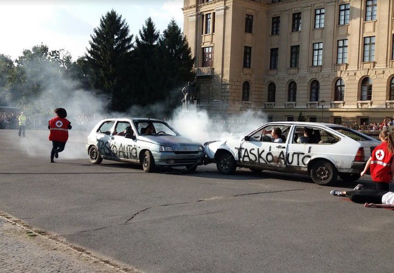 Súlyos autóbaleset és vérfürdő a Debreceni Egyetemnél