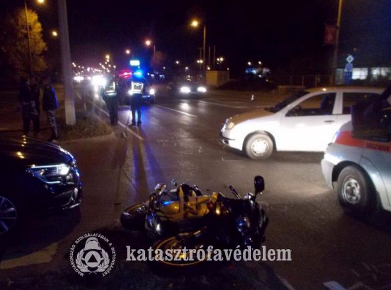 Két autó és motoros ütközött Debrecenben