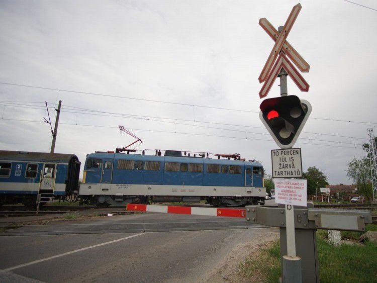 Rövid időszakokra lezárják a Vértesi úti vasúti átjárót
