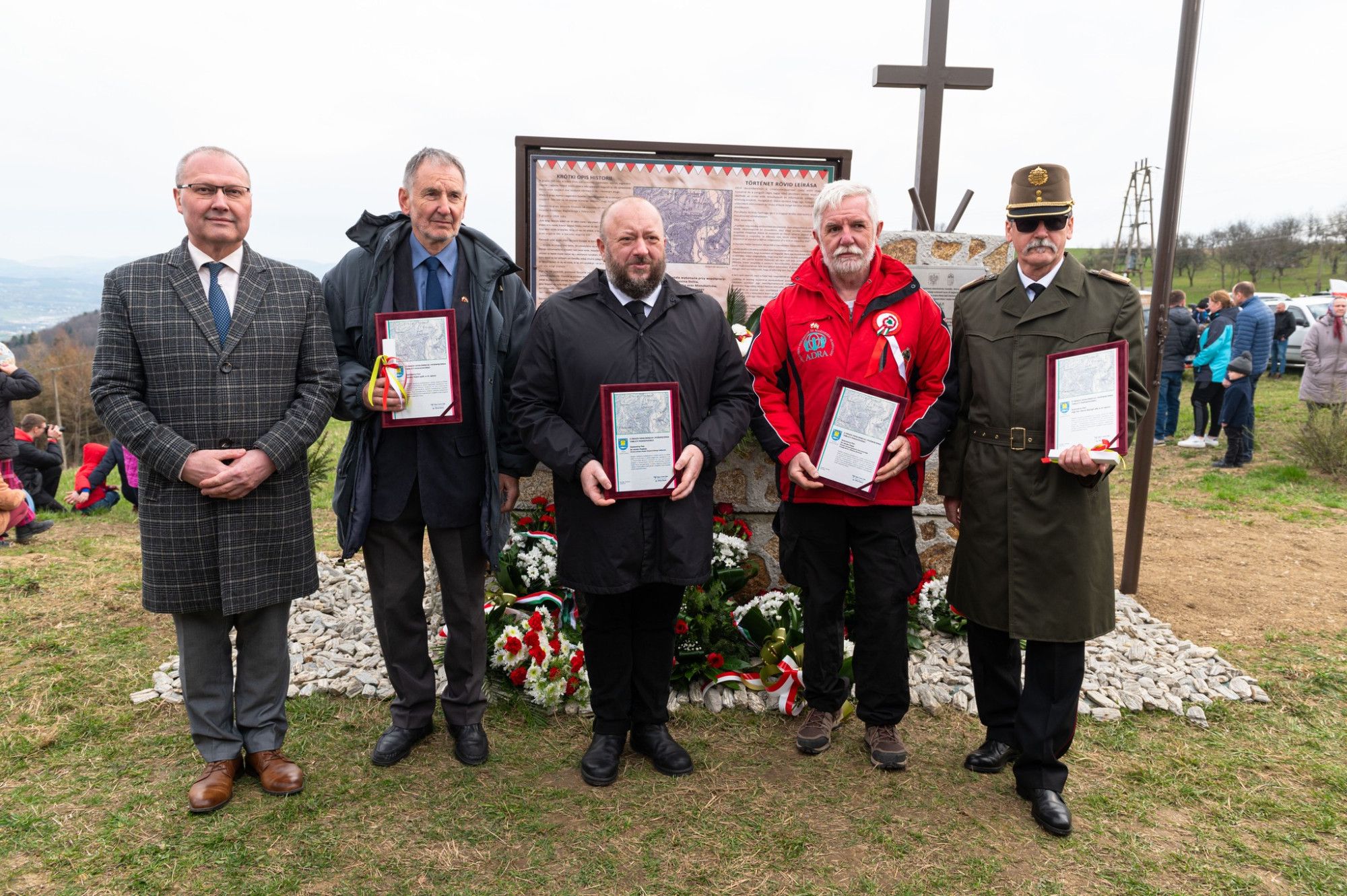 Debreceni huszárokat bújtattak Zawadkában – püspök szentelte fel az emlékhelyet