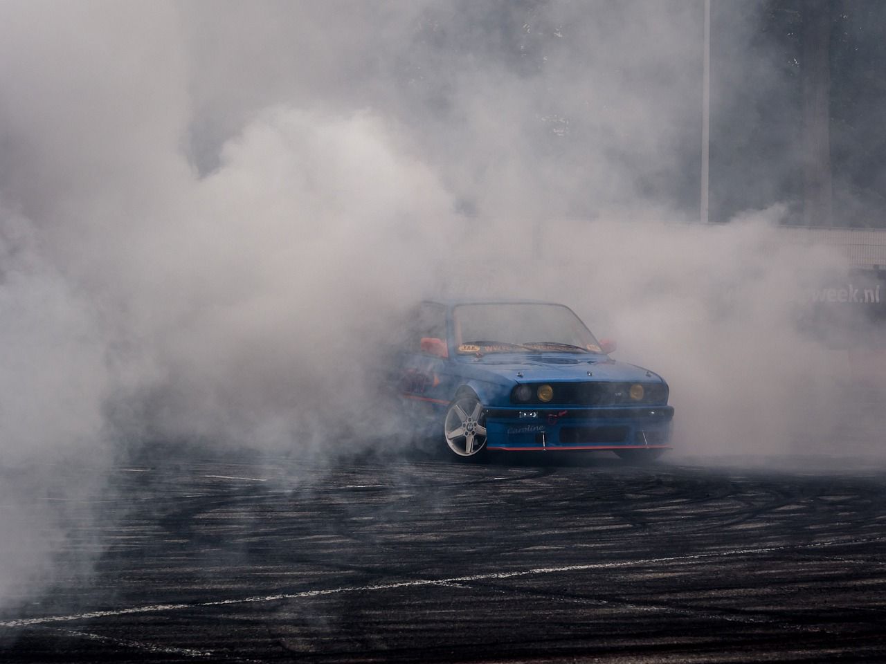 Saját magát buktatta le a Debrecenben driftelő autós