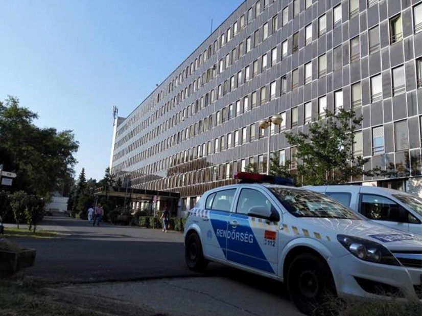Dráma Debrecenben: kiugrott egy nő a Kenézy egyik ablakából