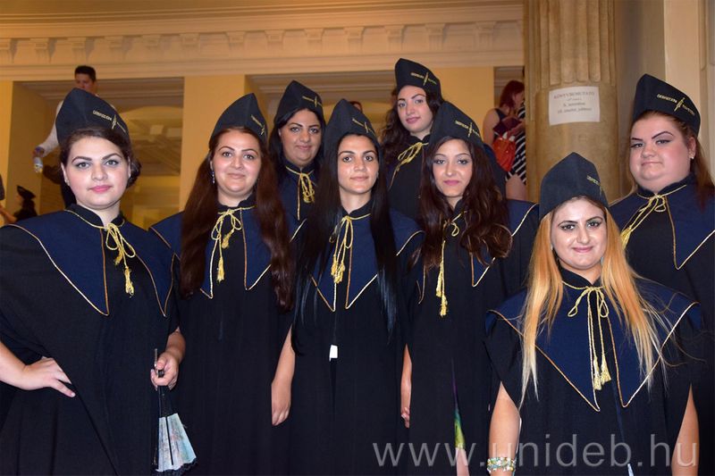 Cigány lányok végezték el a Debreceni Egyetemet