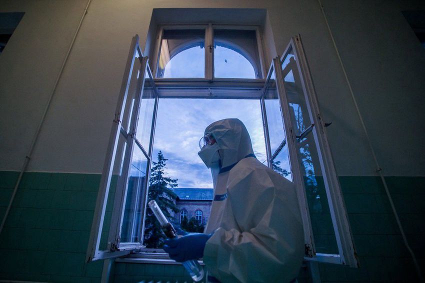 Szerbiában szinte teljesen megteltek a kórházak