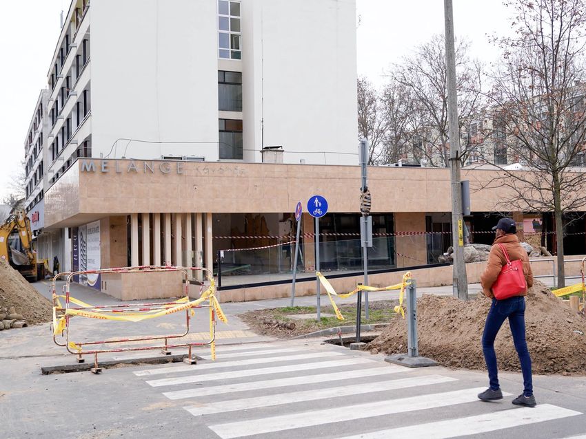 Bontják az egykori Egyetem kávéházat Debrecenben