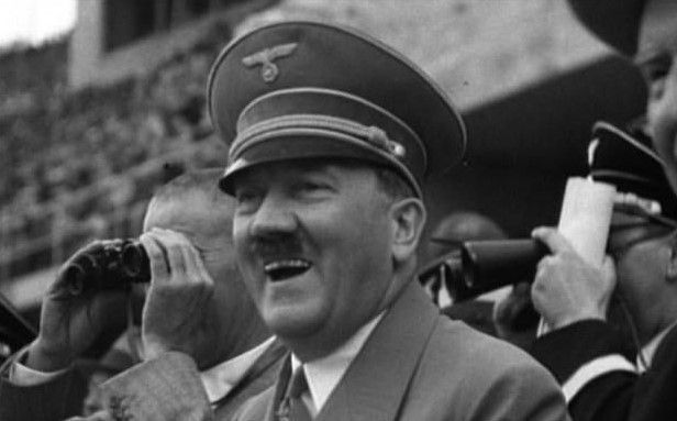 Hitler-viccel „szórakoztat” a megyei lap