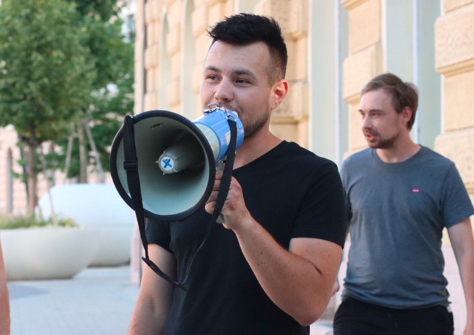 Magyar Nemzet: rendőrök fogták el Budapesten a momentumos Szabó Bencét