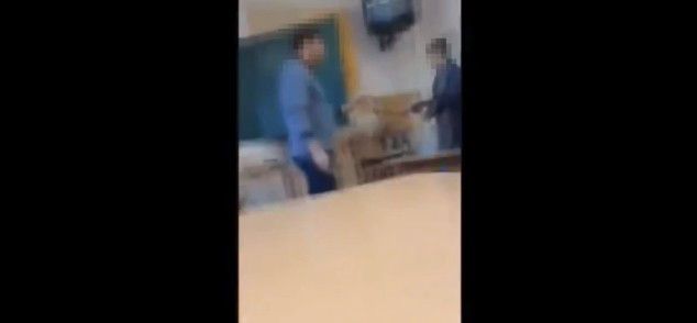 Erőszak az iskolában: diák fenyegeti és alázza a tanárt