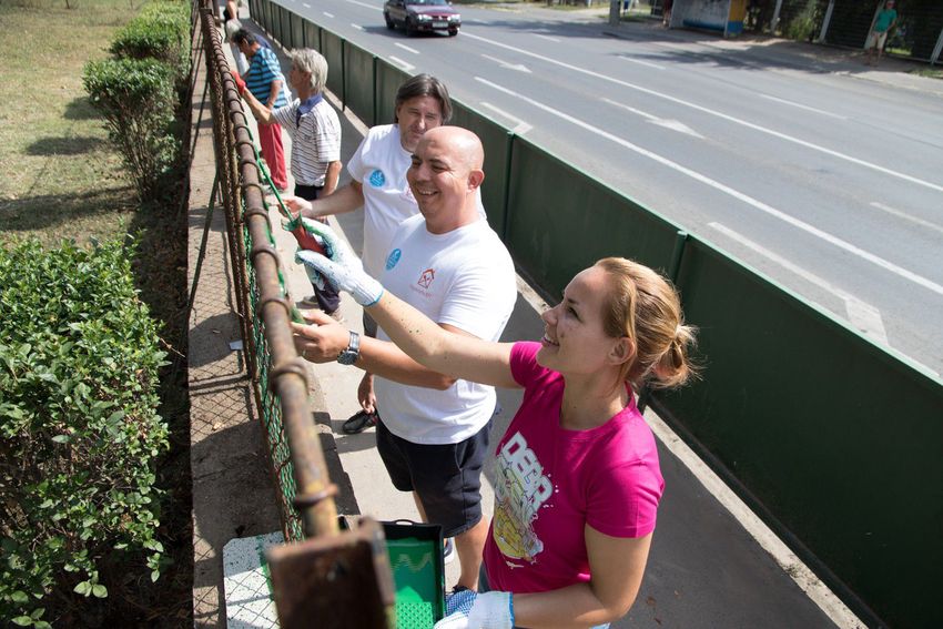 Beállt kerítést festeni a debreceni alpolgármester