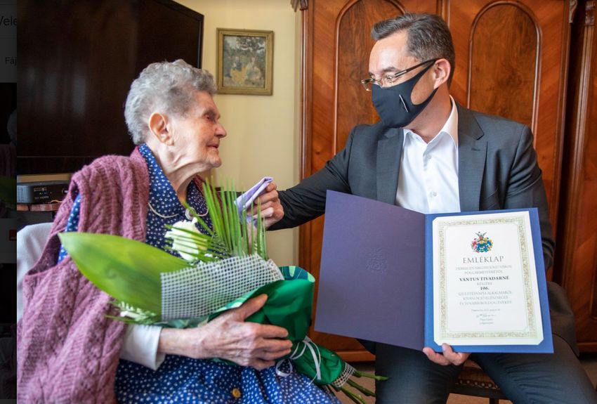106 éves debreceni lakost köszöntött a polgármester