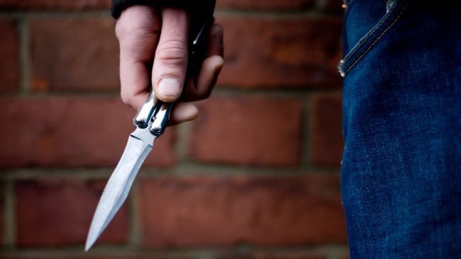 Rugós késsel bókolt egy nőnek a debreceni vonaton