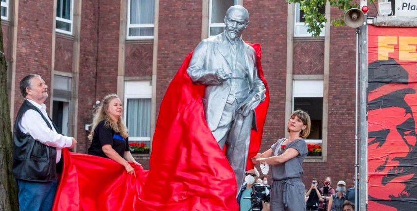 Dühíti a Fideszt, hogy Lenin-szobrot emeltek a németek
