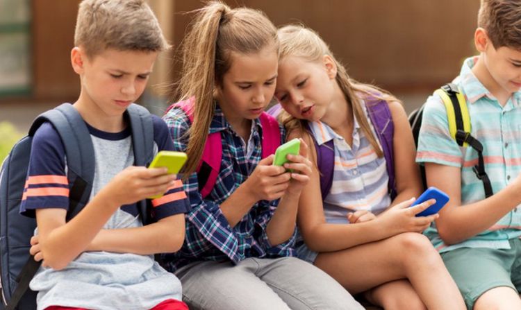 Megunták: kitiltják a mobilokat az egyik iskolában